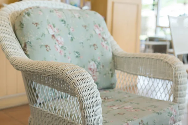 カフェで枕クッション装飾が付いているソファーを織り — ストック写真