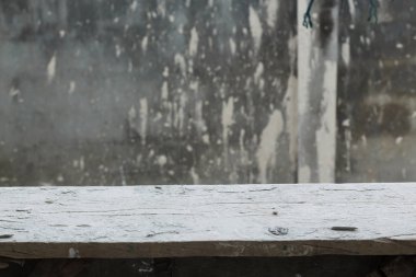 Çimento harçlı duvar arka plan ile boş ahşap masa