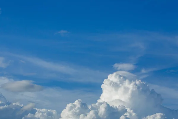 Awan di atas langit berawan latar belakang — Stok Foto