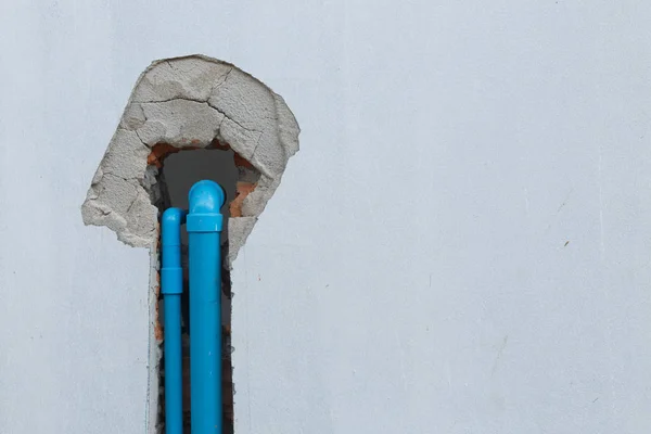 Waterpijp pvc sanitair onder cement muur in bouwplaats — Stockfoto