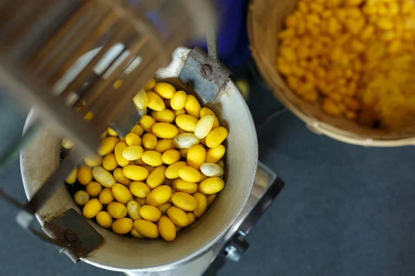 Arany sárga cocoon selyemhernyó folyamat Selyem szál textil — Stock Fotó
