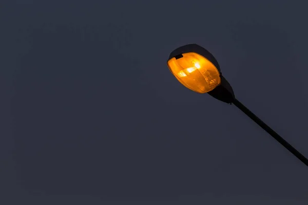 Straat licht in de nacht van de stedelijke stad — Stockfoto