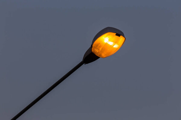 уличное освещение в ночном городе
