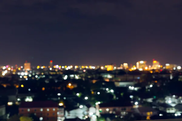 Міська ніч з темним небом, абстрактний розмитий боке світлий фон — стокове фото