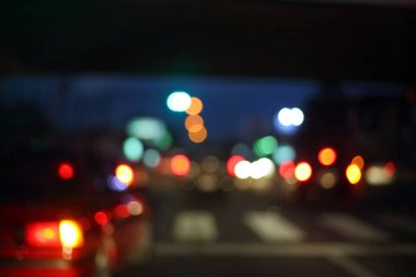 şehir gece sokak yolda araba sürüş trafik ışığı