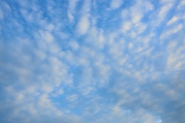 yukarıda gökyüzü bulut