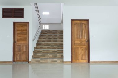 beyaz boş odası iç ahşap kapı ve merdiven ile