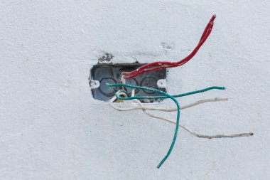 Beyaz çimento duvarda elektrikli tel