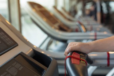 Koşu ve koşu bandı kardiyo üzerinde çalışan yakın çekim el kadın