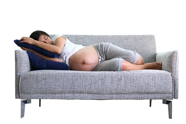 Kvinna gravid sova på soffa möbler i vardagsrummet — Stockfoto