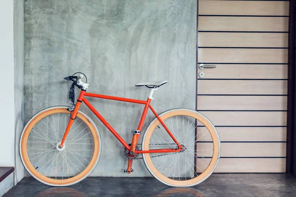 Bicicleta naranja estacionada decorar interior sala de estar de estilo moderno — Foto de Stock