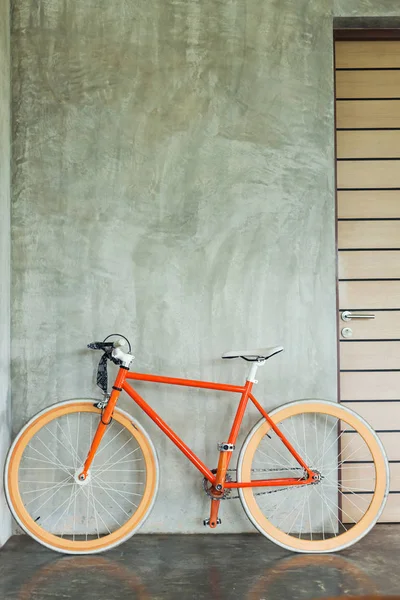 Oranje fiets geparkeerd versieren interieur woonkamer moderne stijl — Stockfoto