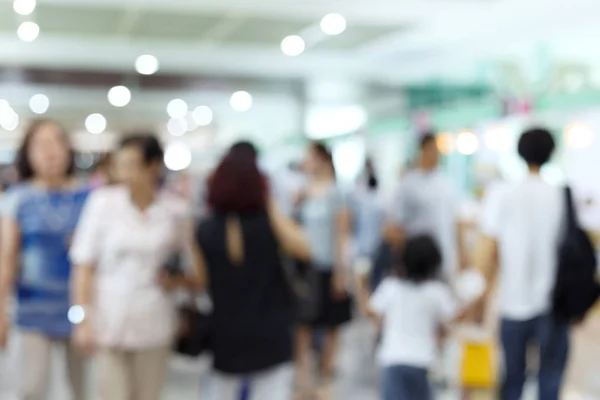 Multidão pessoas viajante no aeroporto terminal, imagem borrão — Fotografia de Stock