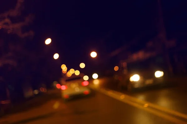 Semáforo do carro de condução na rua da noite da cidade estrada — Fotografia de Stock