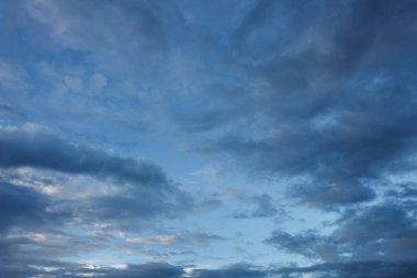 dramatik moody karanlık fırtına bulutu gökyüzü görüntü için kötü bir gün kullanılır.