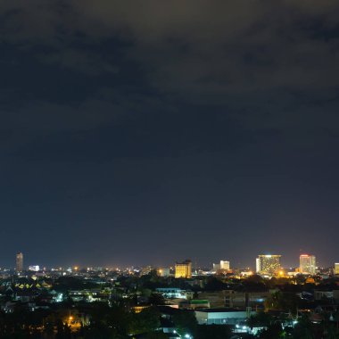 manzara şehir gece dramatik moody karanlık gökyüzü ile