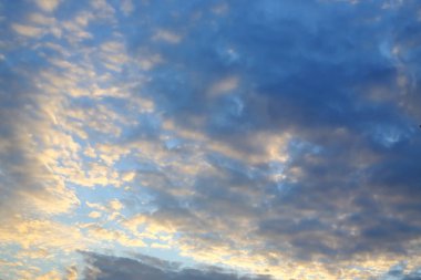 yukarıda gökyüzü güzel bulut