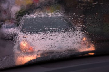 kaza araba kazasında trafik yol yağmurlu gecede