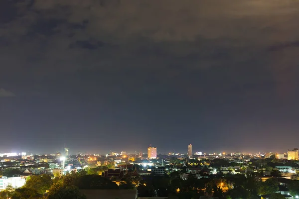 Paisagem cidade noite com dramático céu escuro mal-humorado — Fotografia de Stock