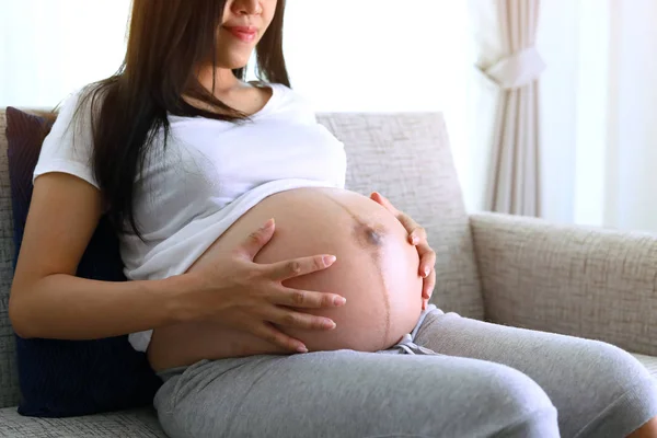 Mulher grávida 9 meses — Fotografia de Stock