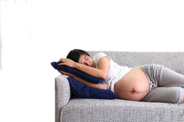 Kvinna gravid sova på soffa möbler i vardagsrummet — Stockfoto