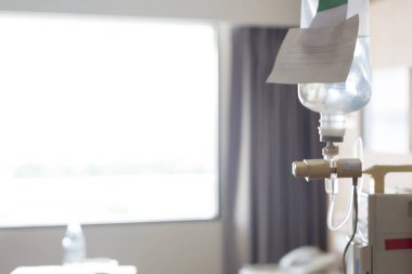 bulanık görüntü, infüzyon IV damla serum fizyolojik çözümde hasta odası