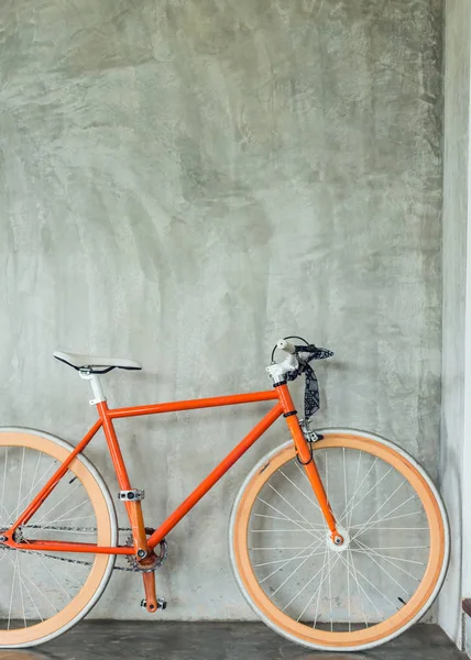 Oranje fiets geparkeerd versieren interieur woonkamer moderne stijl — Stockfoto