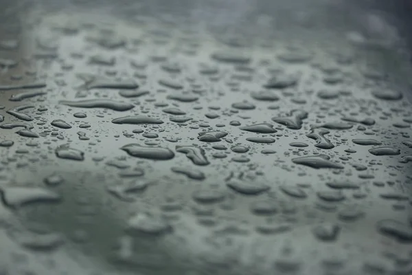 Gotas de chuva no carro com pele de proteção de revestimento de vidro — Fotografia de Stock