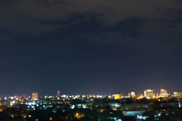 City night med mörk himmel, abstrakt oskärpa bokeh ljus bakgrund — Stockfoto