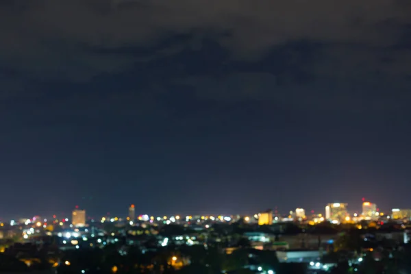 Nuit de ville avec ciel sombre, fond clair abstrait flou bokeh — Photo