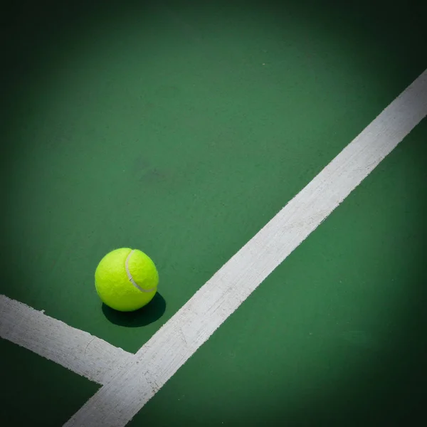 Tennisbal op groene Hof — Stockfoto