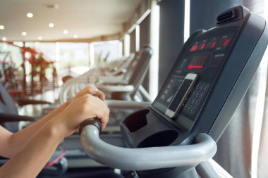 kadın fitness salonunda Bisiklet kardiyo makinede yağ yakmak Bisiklete binme 