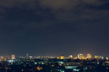 manzara şehir gece dramatik moody karanlık gökyüzü ile