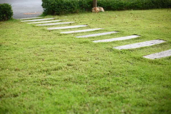 푸른 잔디 앞 마당 정원에 콘크리트 통로 포장 단계 — 스톡 사진