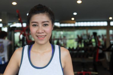 portre Asyalı kadın mutlu gülümseme fitness spor salonu egzersiz spor