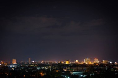 manzara şehir gece dramatik moody karanlık gökyüzü ile