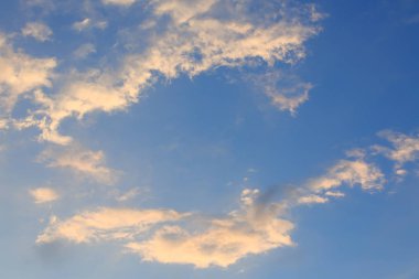 güzel açık mavi gökyüzü ile altın güneş ışığında kabarık bulut