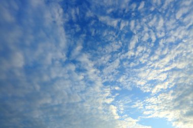 yukarıda gökyüzü bulut