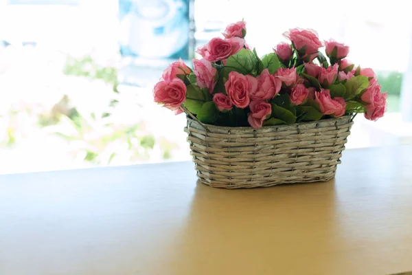 Красивий букет троянд рожева квітка штучний в кошику — стокове фото