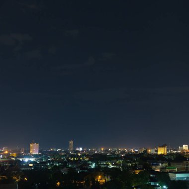 manzara şehir gece dramatik moody karanlık gökyüzü ile