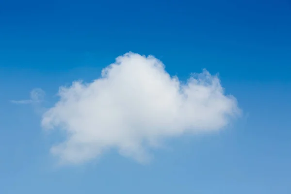 Una nube en el cielo azul claro — Foto de Stock