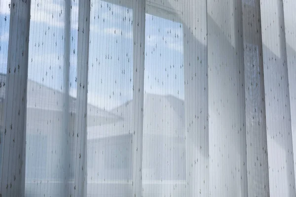Bílé závěsy záclony visí na okně — Stock fotografie