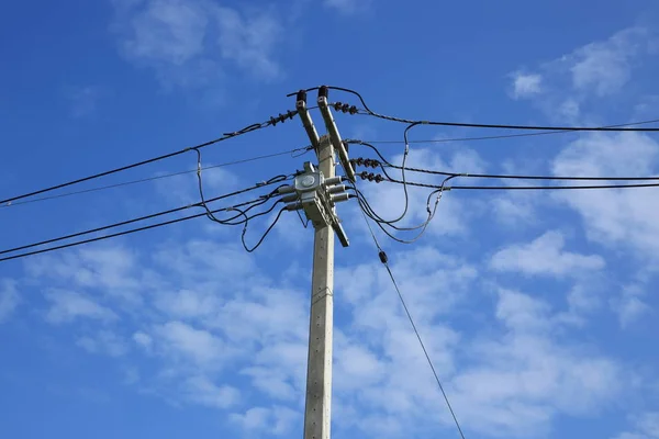 Poste de electricidad eléctrica y alambre eléctrico —  Fotos de Stock