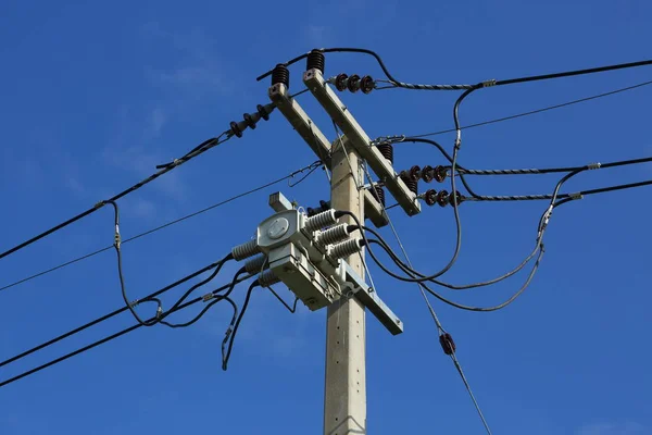 Strommast und Stromkabel — Stockfoto