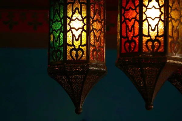 Belle lanterne vintage suspendue, décoration lumière ramadan — Photo