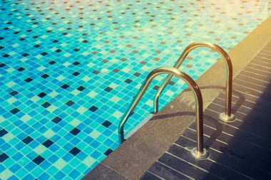 merdiven bar merdiven ile mavi Yüzme Havuzu