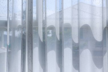 Camda asılı beyaz perde perde