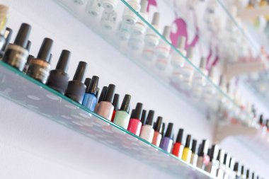 renkli manikür oje şişesi toplama rafta ayarla