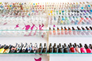 renkli manikür oje şişesi toplama rafta ayarla