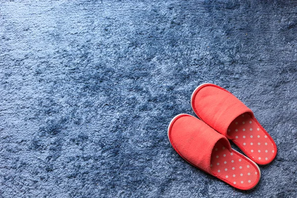 Piros Papucs cipő-kék szőnyeg padló lágy gyékényfonat — Stock Fotó